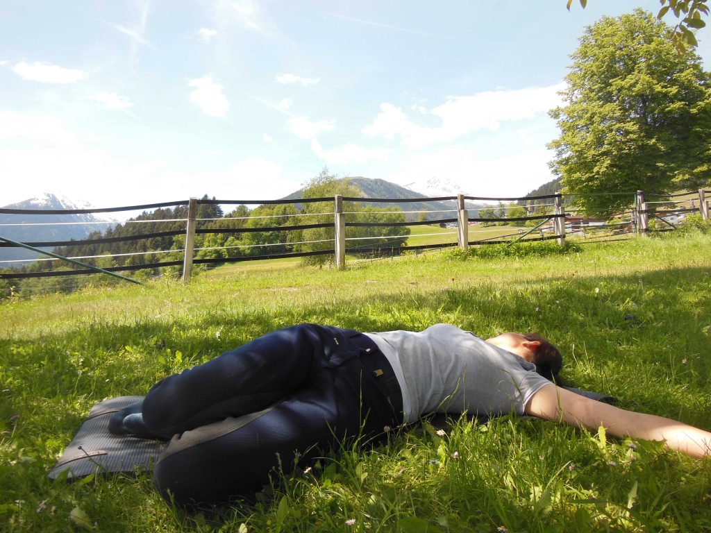 Yoga für Reiter: Drehen in Rückenlage